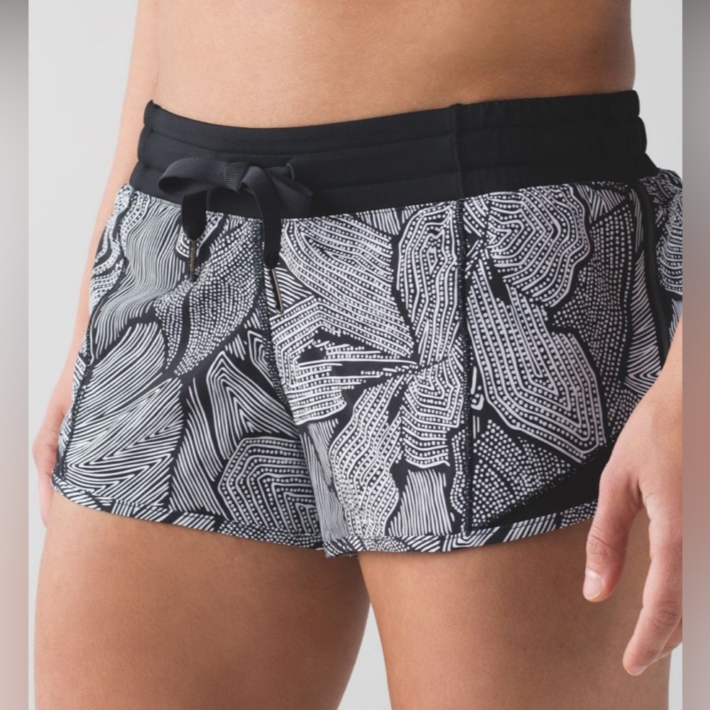 lululemon Dottie Tribe Hotty Hot Shorts 2.5” Size 6